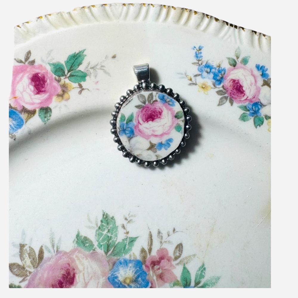 Vintage Homer LaughlinBroken China Round Pendant Floral Beaded  Design Necklace - Picture 3 of 7